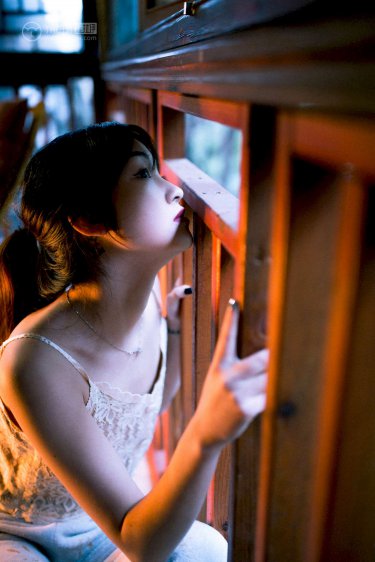 挠美女脚心